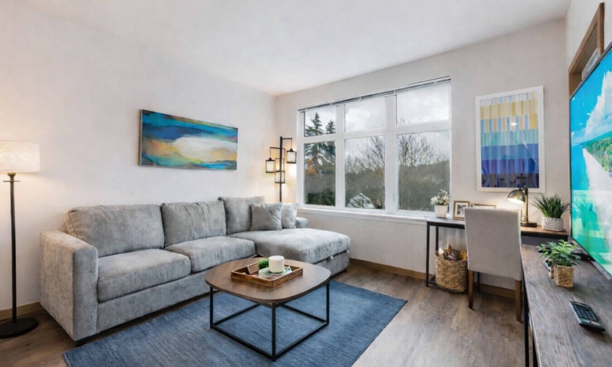Downtown Apartment | 1BR 1BA+Den with AC| Redmond| Fit for Long Stays-4