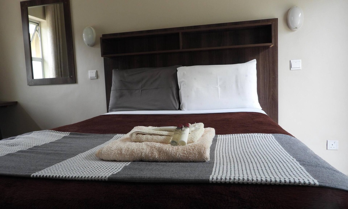 Harare Apartment | 2 bedroomed apartment with en-suite and kitchenette - 2070