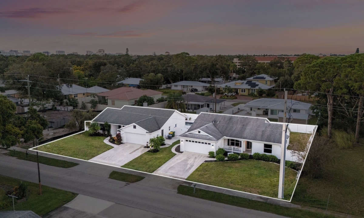 Arlington Park House | 2 Homes 6 Rooms w/Pool (Bay Bliss & Waldemere)