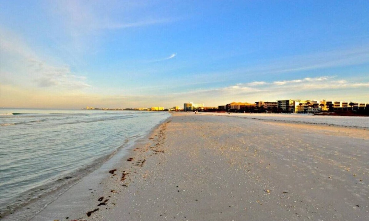 Siesta Key Hotel | #2-Studio-Beautiful,Clean King Suite,Kitchenette,Heated Pool,3-min Walk to Beach