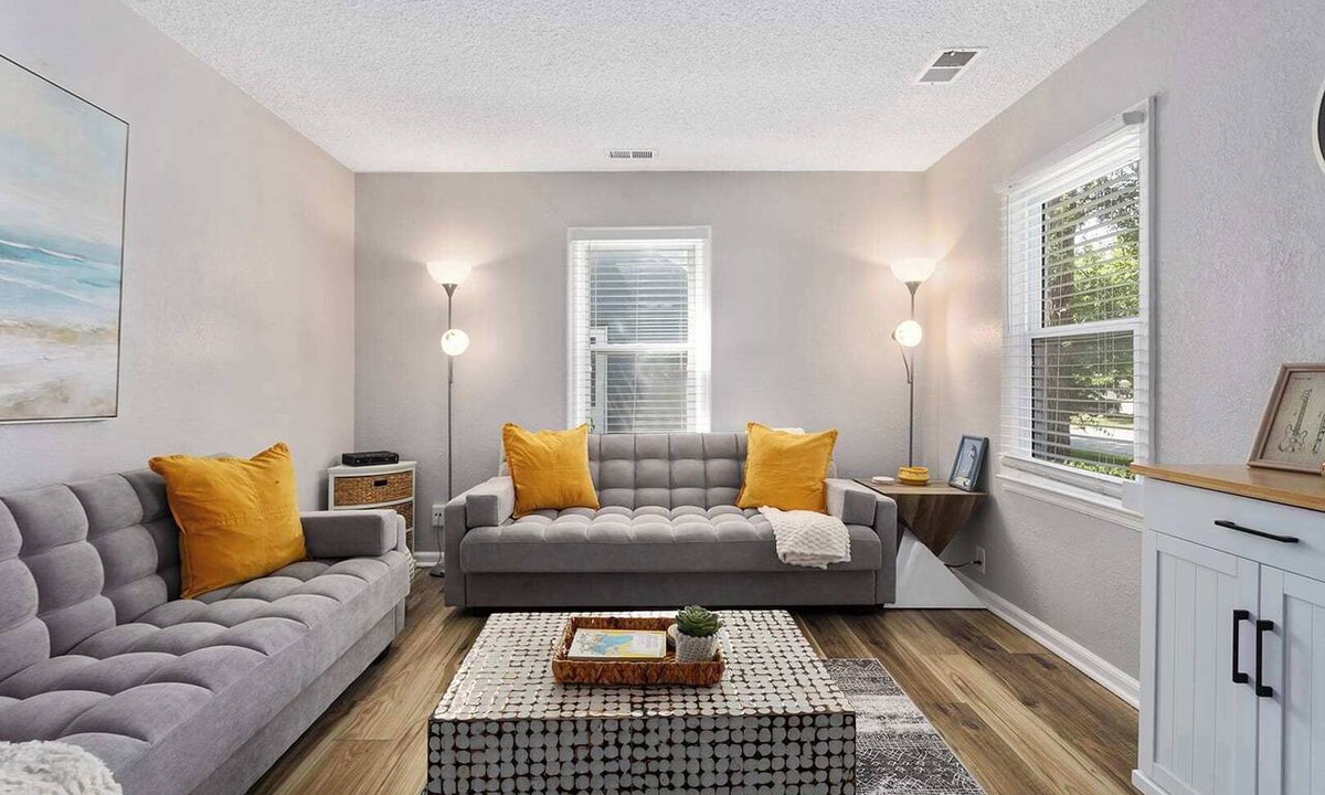 Olathe House | 2BR Home with King beds Dogs OK
