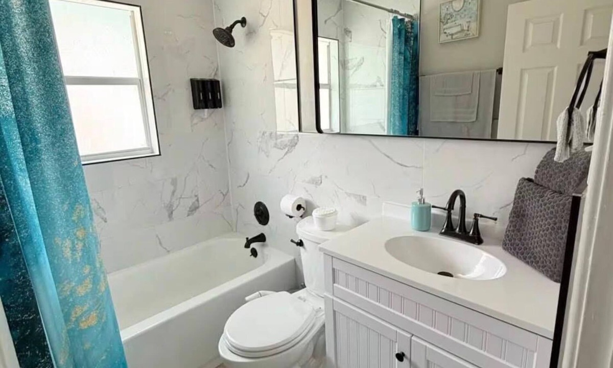 Ridge Wood Heights House | 3-bedroom house in superb Sarasota with cool AC for relaxing stays