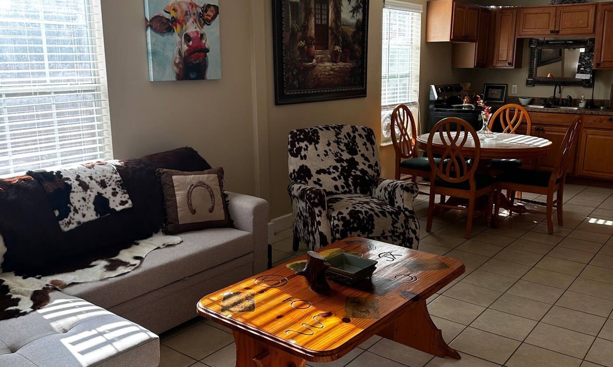 Southside House | 3-bedroom house in adorable San Antonio with cool AC