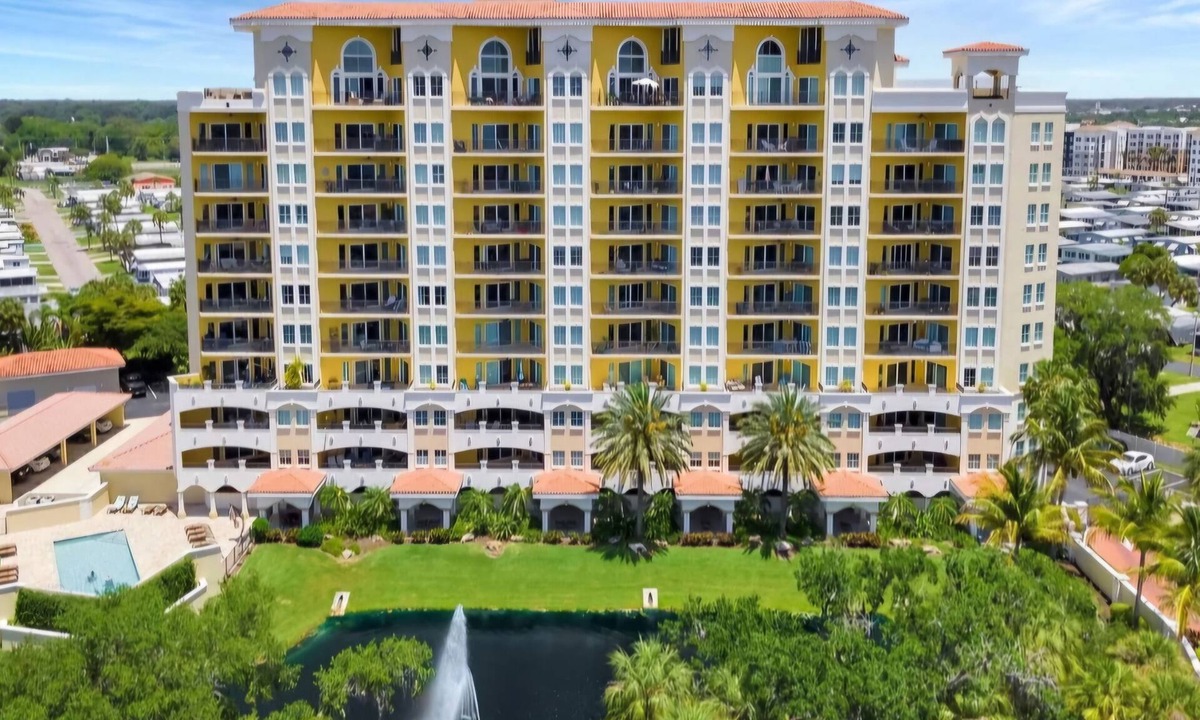 Palmetto Condo | 3BR/2B Condo - 10 Miles to Beaches -Pool - 30+ Day Stays - Escape the Cold