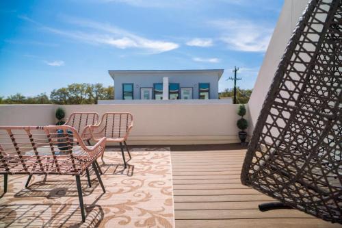 Wetmore House | 3BR City Views Yard Play 8 min to Six Flags