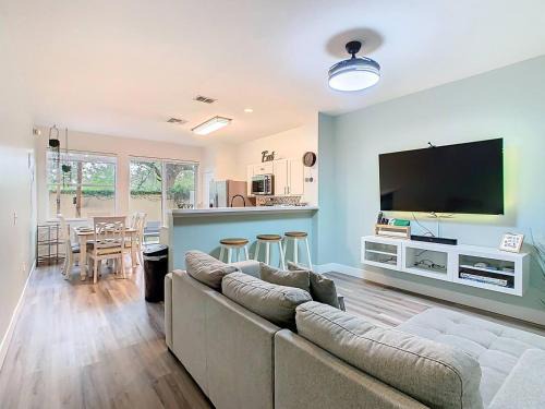 Crestwynd Bay House | 3BR Family-Friendly Townhome Near Disney and Universal