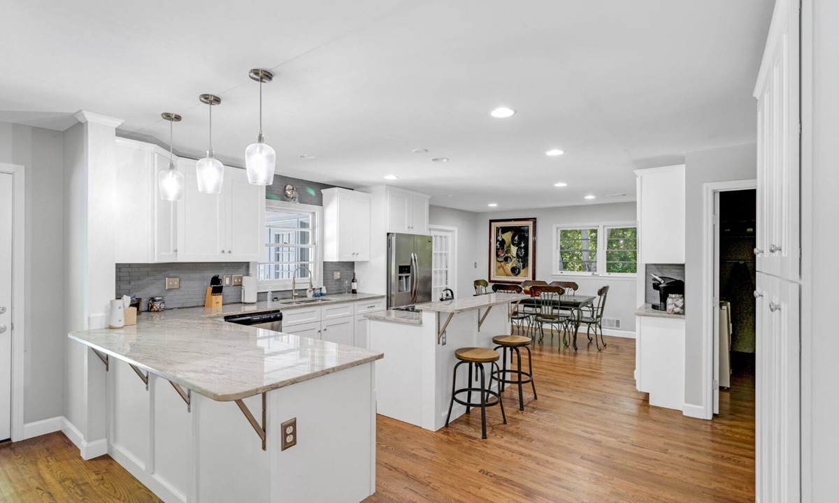 Athens House | 4 Bed 3 Ba Reno w/Saltwater Pool (Heated) 2 miles to Sanford Stadium/Downtown