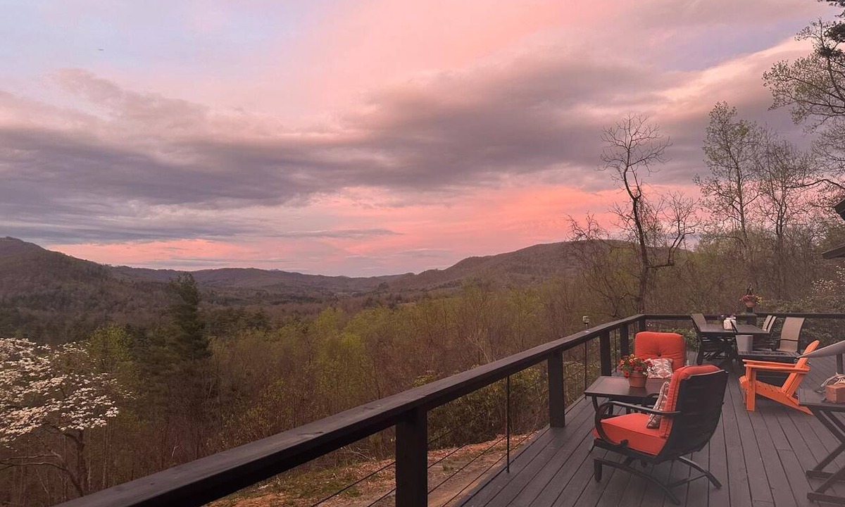Spruce Pine Cabin | 4-bedroom mountain cabin in fantastic Spruce Pine with amazing views
