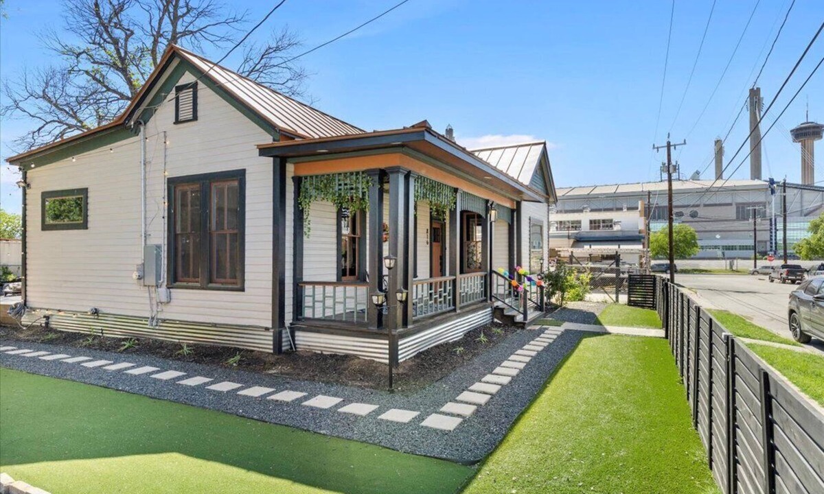 St. Paul Square House | A Chic 3/2 Historic Retreat! Walk to the Alamodome and Riverwalk w/Free Parking.