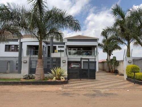 Mazowe Apartment | A spacious modern 3-bedroom ground-floor villa in Mount Pleasant Heights - 2366