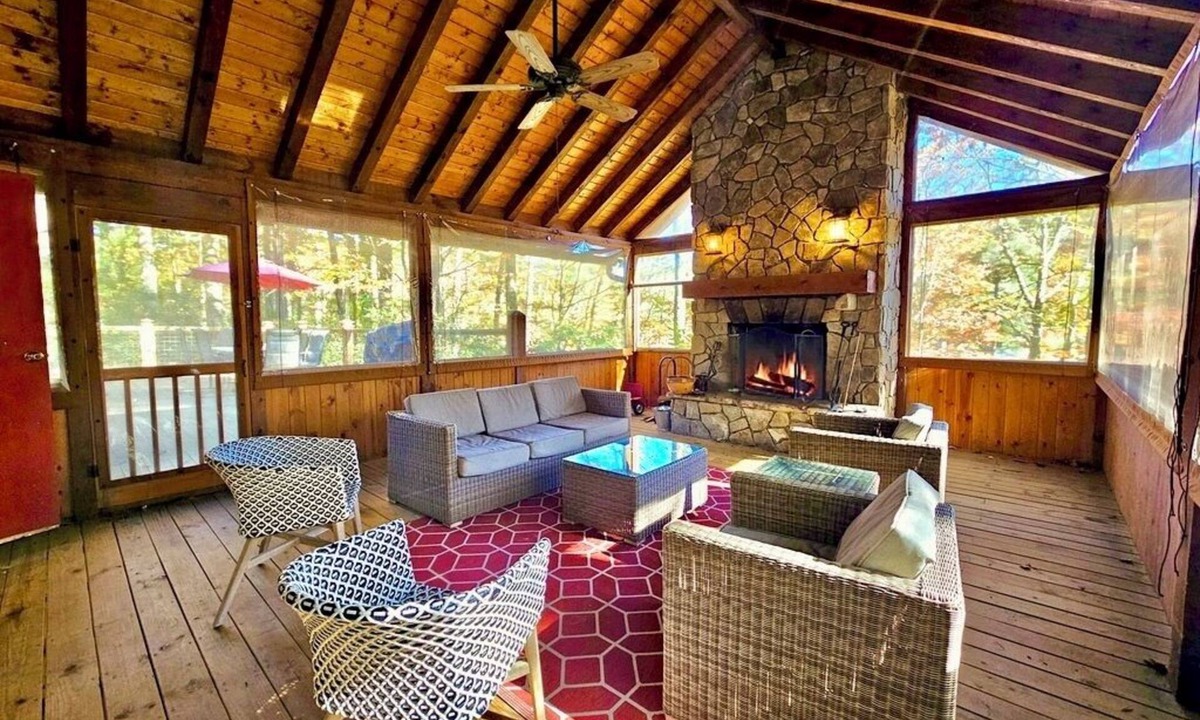 Mirror Lake House | A Walk in the Woods: Family-Friendly Highlands Home w/Private Deck, Garage