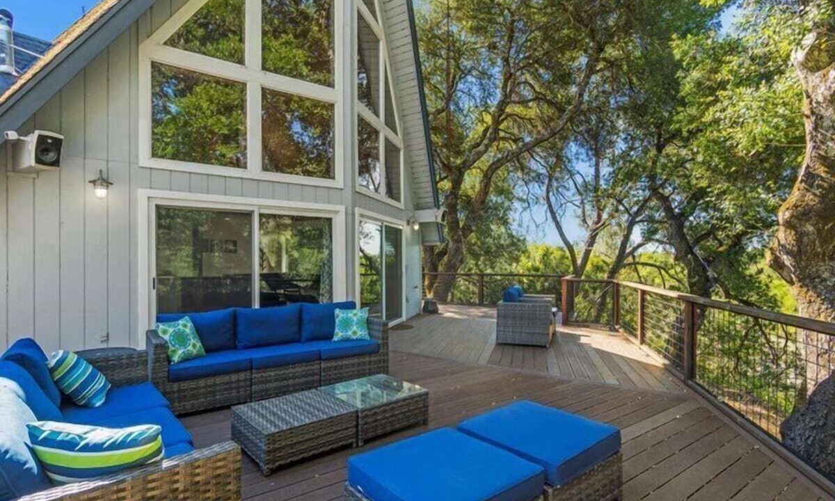 Cloverdale House | Alexander Valley Russian River Home for 8, Spa, WiFi, BBQ, bocce, vineyard