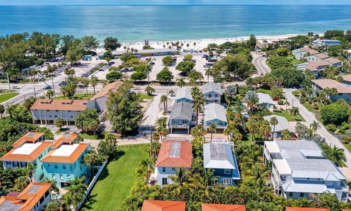 Holmes Beach Condo | Anna Maria Island Beach Paradise 6-Heated Pool, Free Wi-Fi-Linen Service