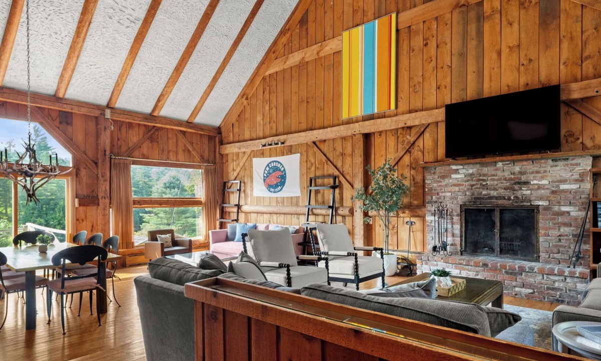 Moscow House | Authentic Stowe Retreat; Cathedral Great Room, Pond, Views; 5 min to Trapp