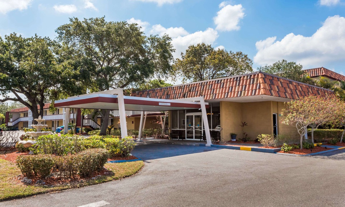 Arlington Park Hotel | Baymont by Wyndham Sarasota