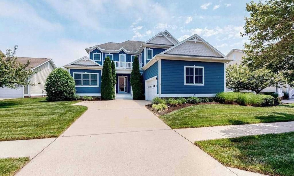 Sun Ridge House | Bayside Resort home close to the beach with shared pools & hot tub - dogs OK