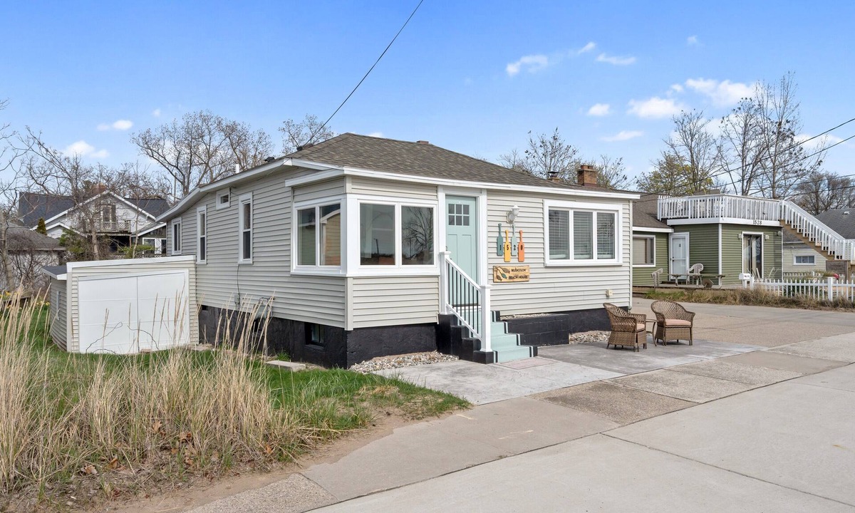 Bluffton House | Beach Cottage Steps from the water PROMOTION ADDED FOR July 15-17