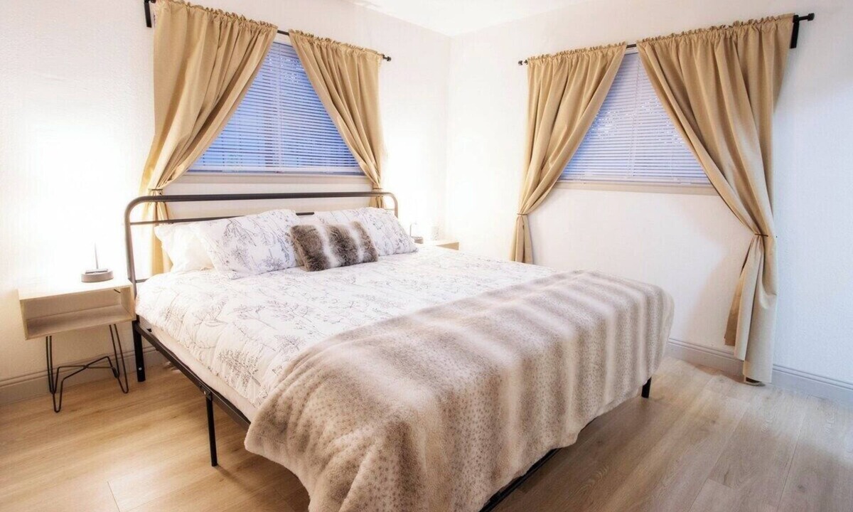 Southside House | Beautiful Family Home Mins to Lackland