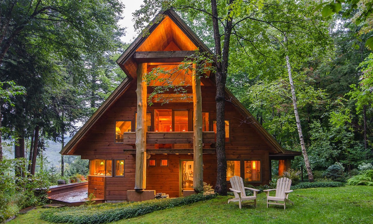 Warren Cabin | Beautiful lodge with furnished deck and views - near skiing
