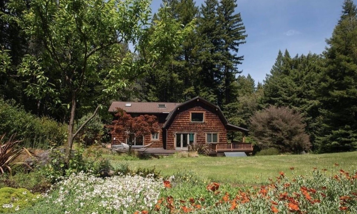 Albion House | Beautiful Log Cabin on 5 Acres with Gardens, Hot Tub, & Sauna