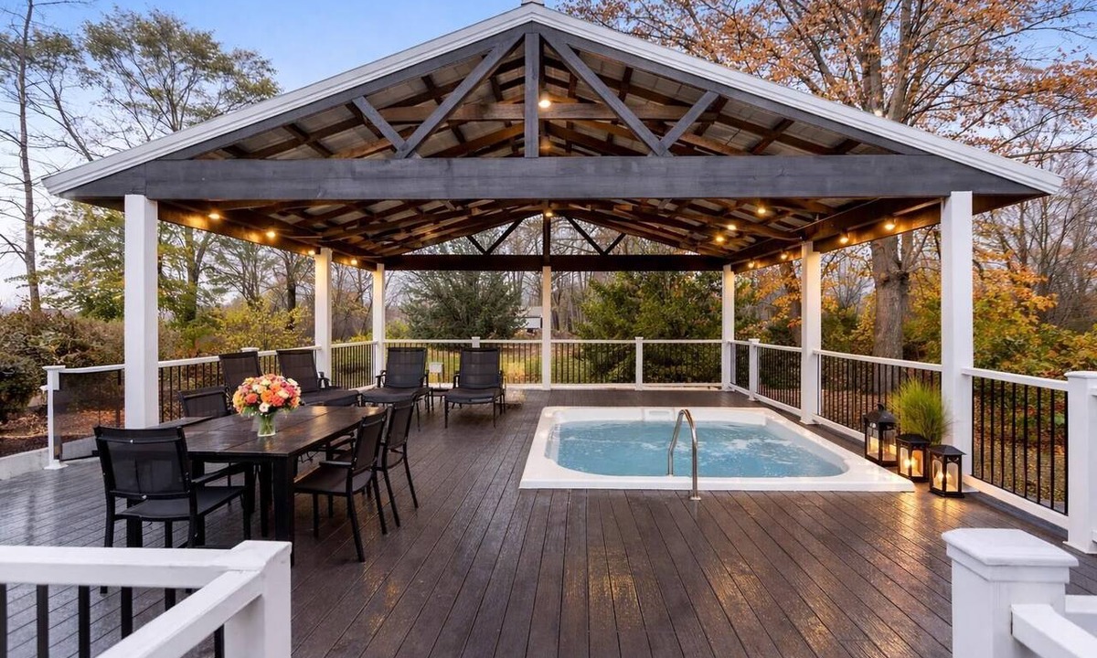 Douglas Hotel | Blue Star #2 Location, Location 12 person hot tub!
