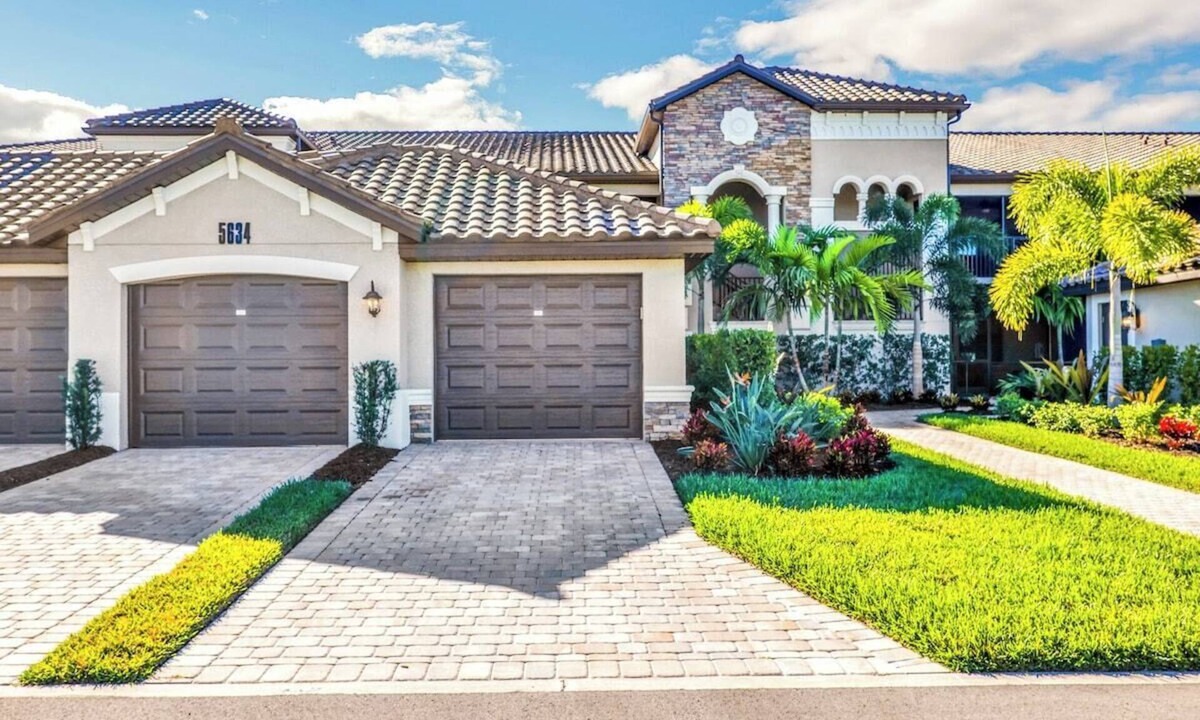 Lakewood Ranch Condo | Breathtaking 3 BR condo with lake views in Lakewood National Golf Club - Shades Of Summer