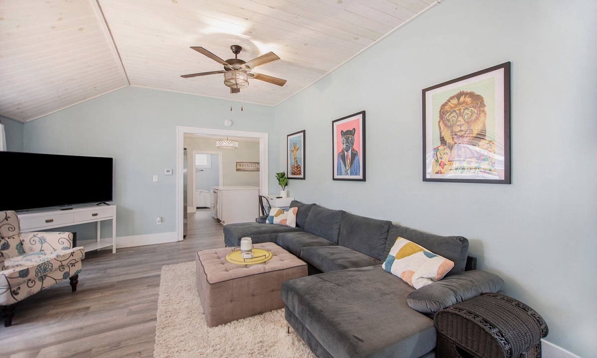 Nims House | Charming 3-bedroom, 2 bath house, WiFi, AC in marvelous Lakeside area Muskegon