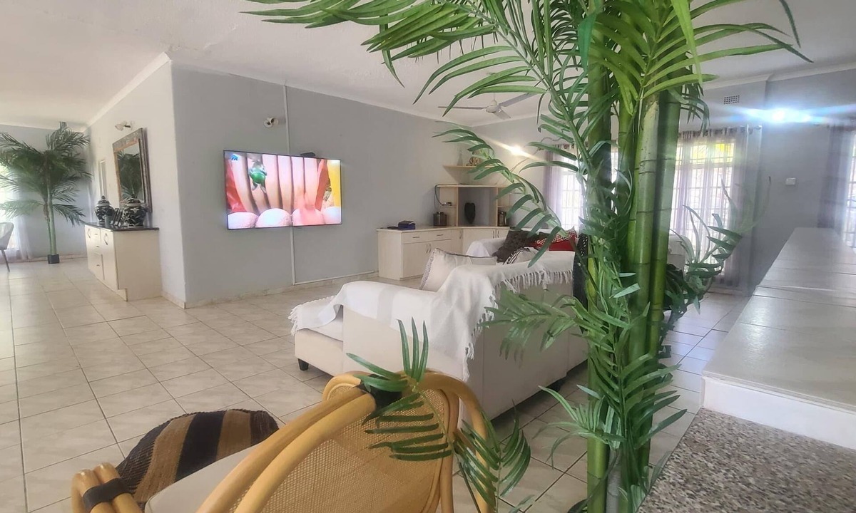 Kariba Apartment | Charming 3 Bedroom Guesthouse - 2300
