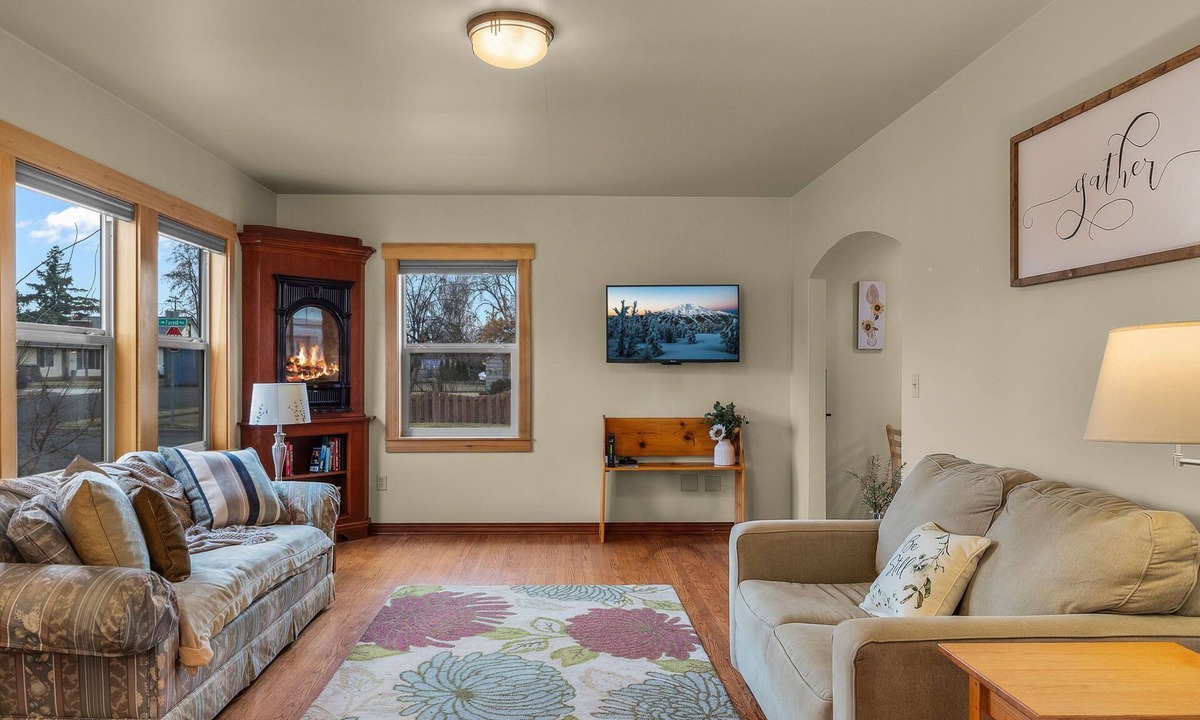 Redmond House | Charming Dog-Friendly Cottage with Private Garden & Fireplace