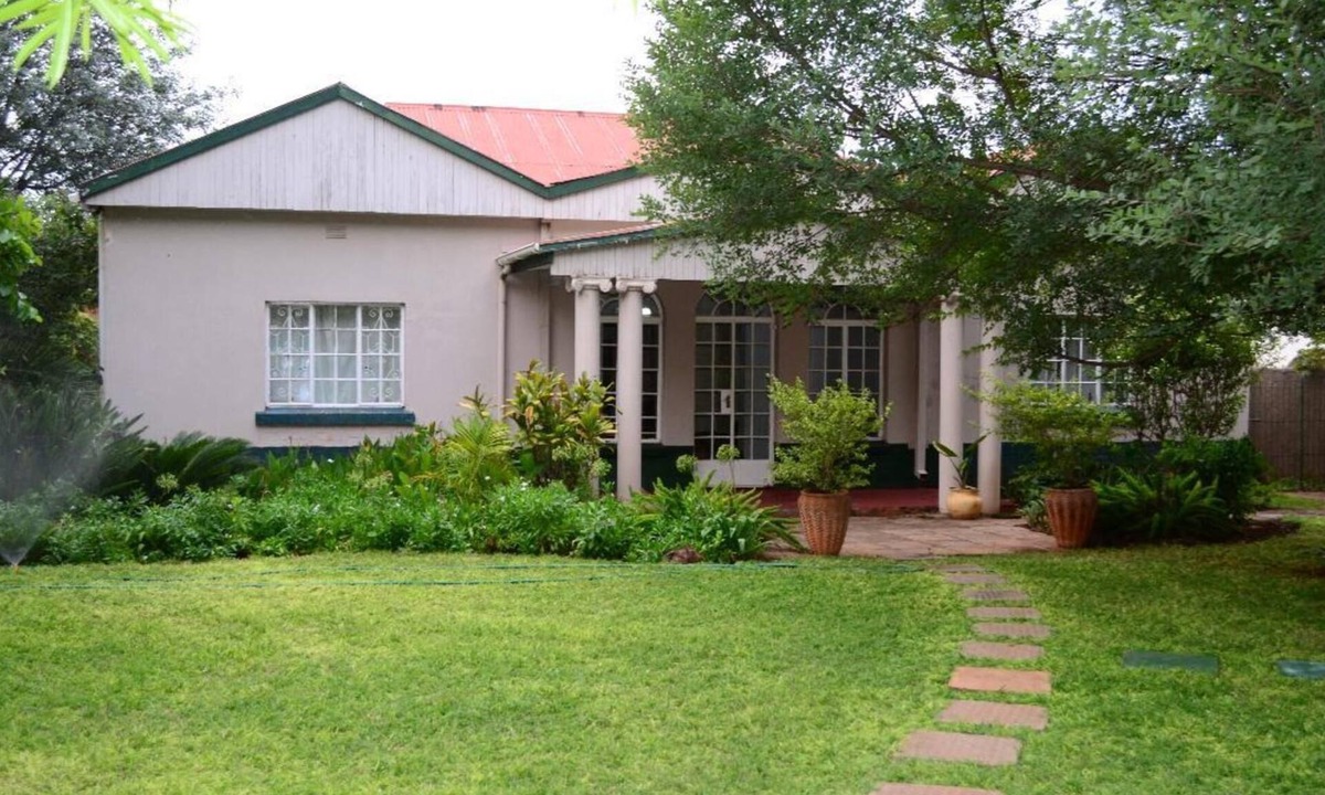 Bulawayo House | Charming Victorian Guesthouse just 1km from City Center!
