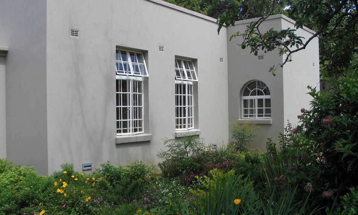 Harare East Apartment | Chic studio nestled in a lovely garden with pool - 2254