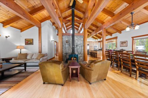 Alpine Meadows House | Copperleaf Lodge by Tahoe Getaways - Updated 5BR Alpine Meadows Chalet w Private Hot Tub, Ski Shuttle!