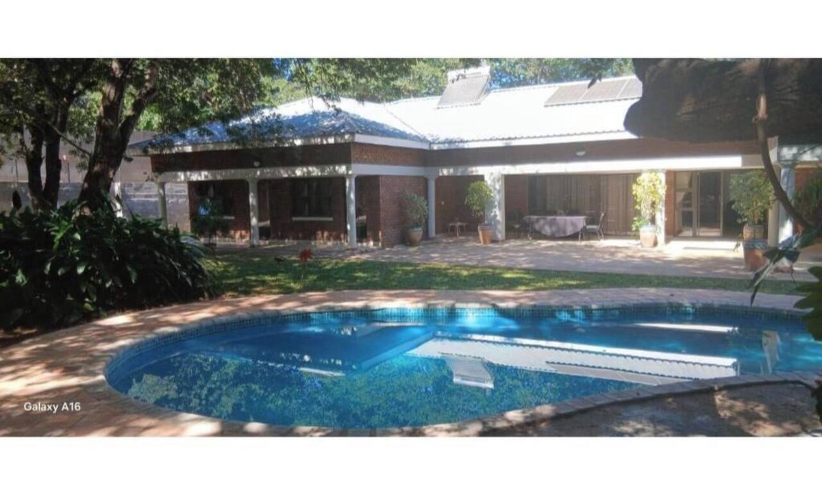 Chiredzi House | Cosmo Guest House : King Room with Garden View