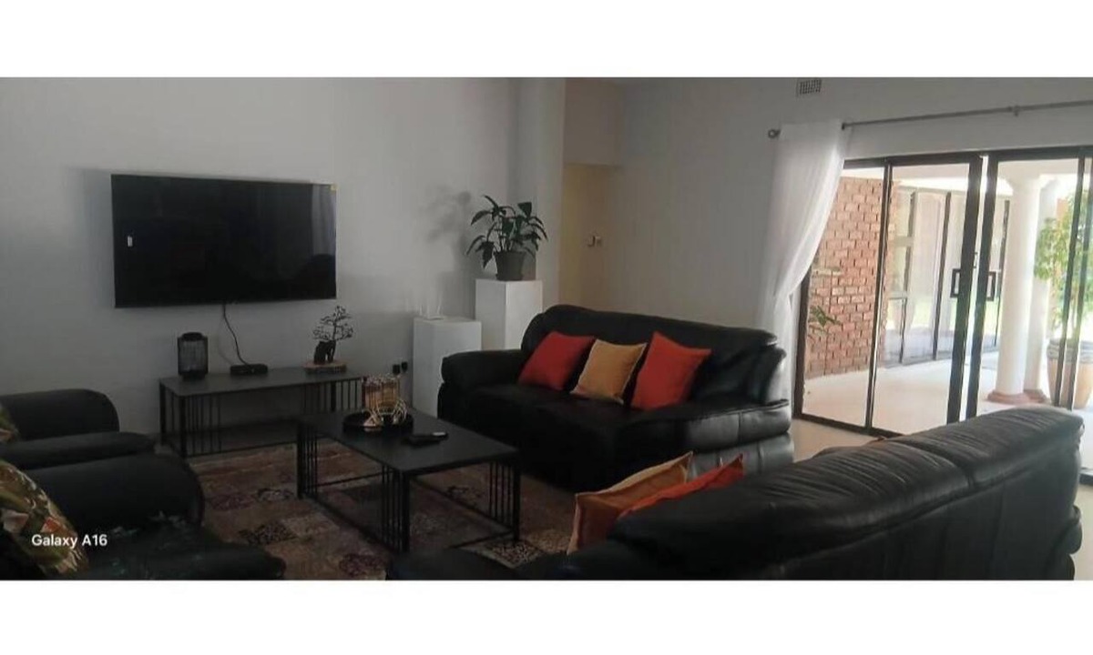 Zimbabwe House | Cosmo Guest House : Twin Room with Private Bathroom