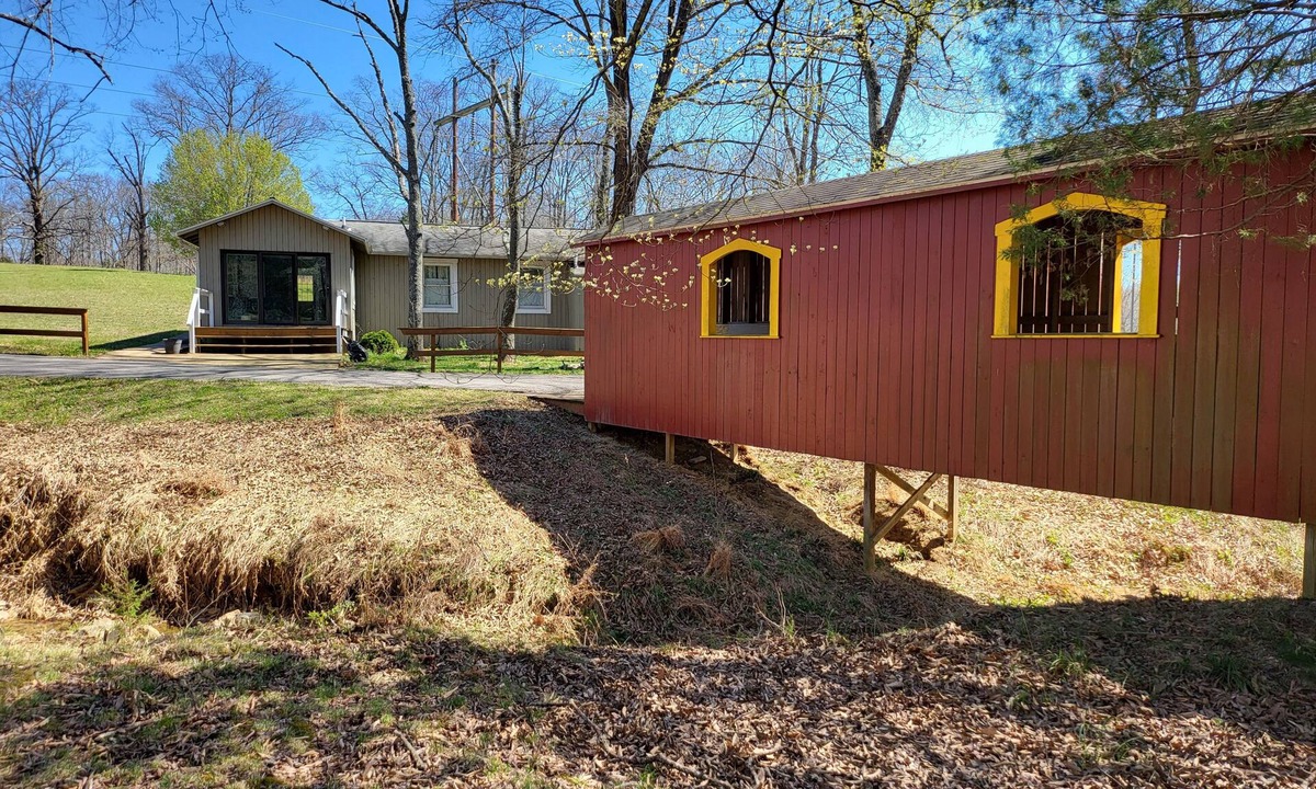 Marion Cottage | Covered Bridge Cabin ~ 75-Acre Retreat near LoE ~ I-57 ~ I-24