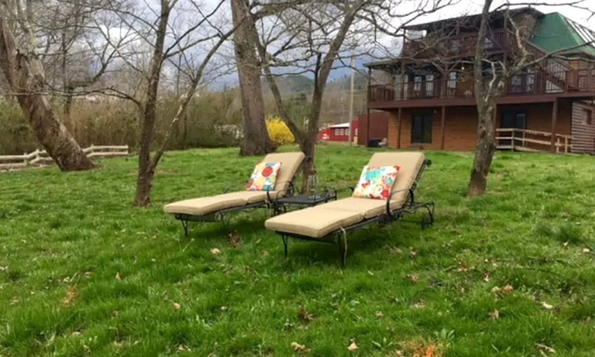 Townsend Cabin | Cozily Furnished Getaway with Wi-Fi along the Little River in Townsend, Tennessee