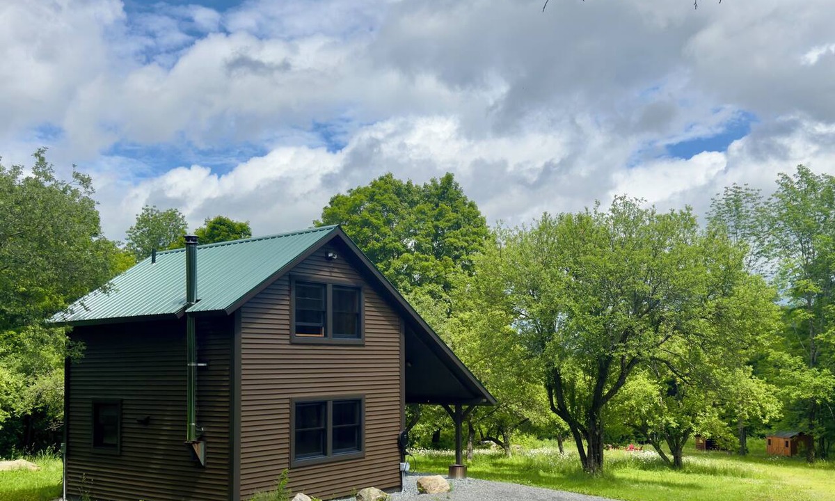 Green Mountains Cabin | Cozy 1-bedroom cabin 20 minutes from Jay Peak