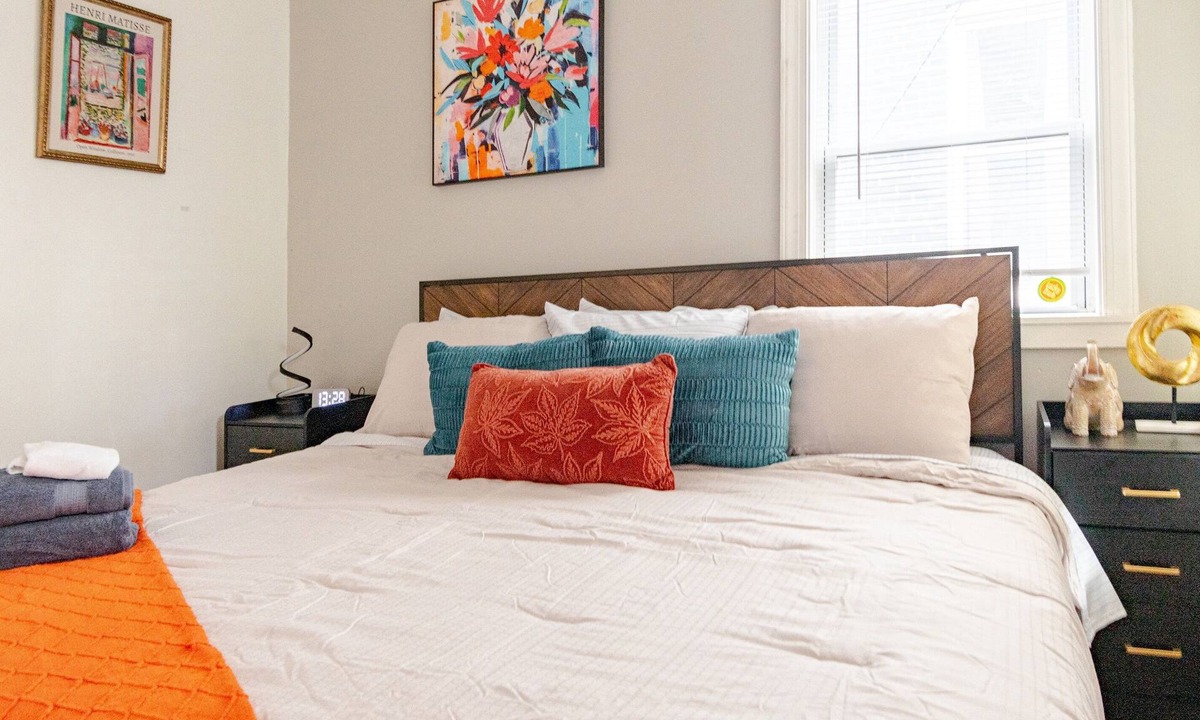 Bloomingdale Apartment | Cozy 2BR/1BA just 2 miles away from Capitol Hill! l Bright and Clean!