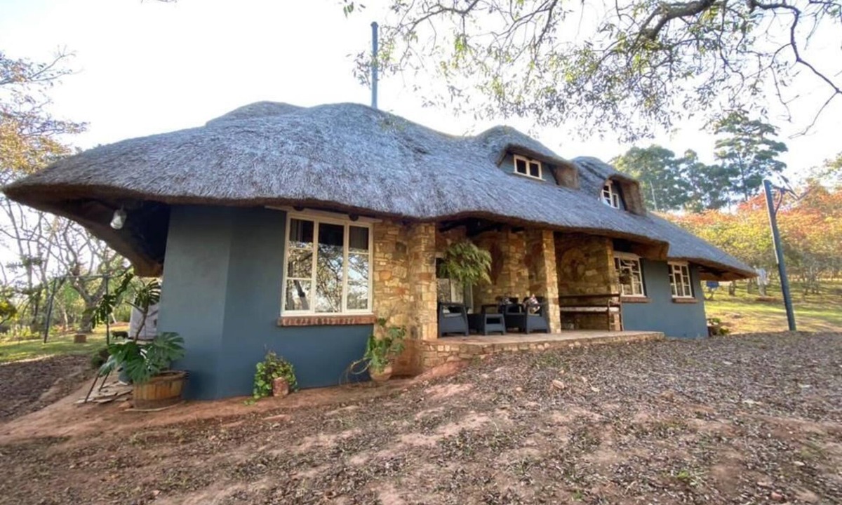 Chimanimani Cottage | Cozy 4Bedroom Cottage with Rustic-Modern Twist, Fireplace, 2.5km nr Bridal falls
