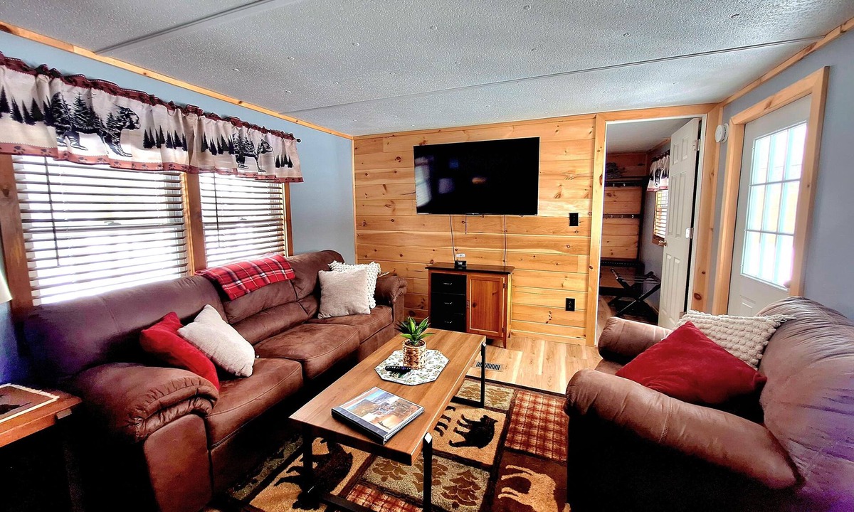 North Creek House | Cozy Adirondack Retreat sleeps 5, 3 miles to Gore skiing, hiking, rafting
