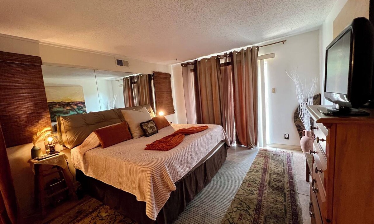 Northwest Los Angeles Heights Condo | Cozy Boho Condo 2 Beds 1 Bathroom 15 min from Downtown, Riverwalk, Pearl