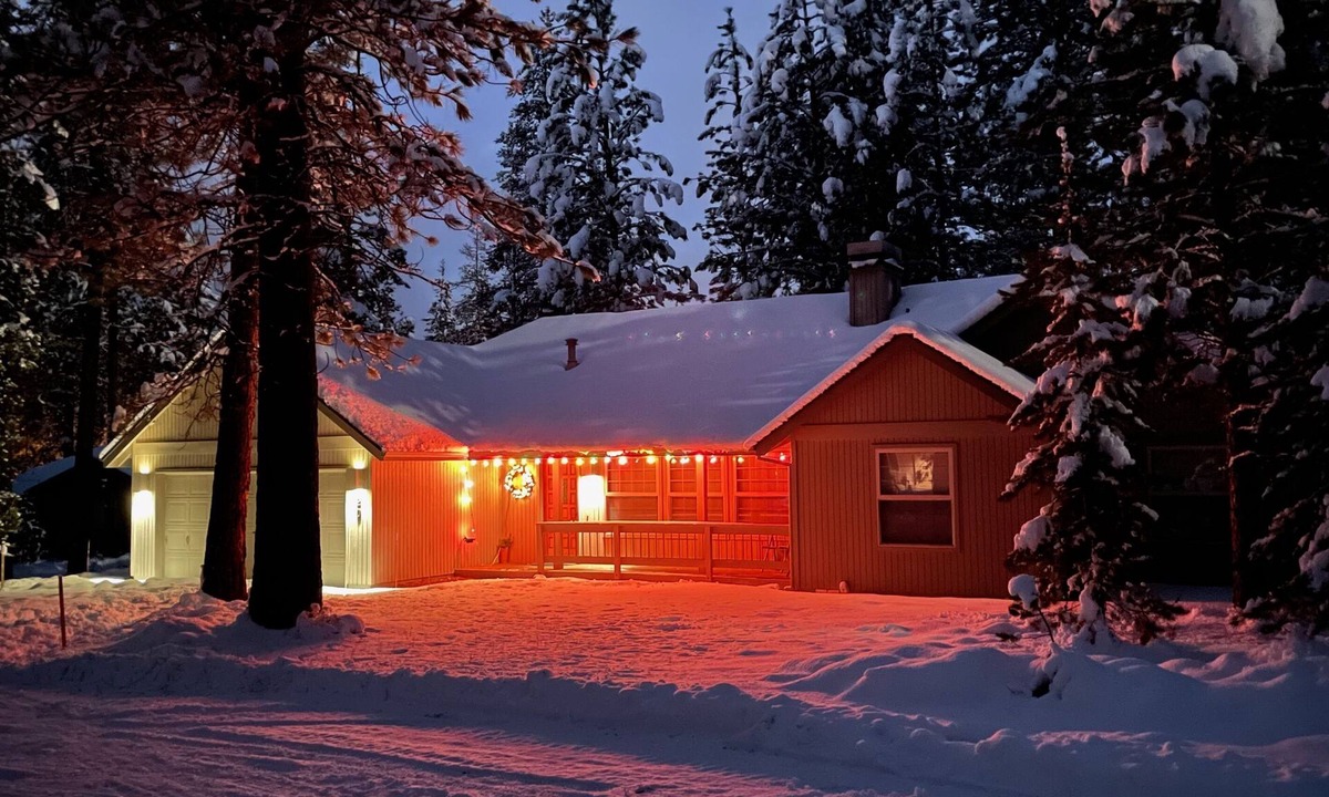 Sunriver House | Cozy Escape,2 Kings,10 Sharc,Central Air,EVcharger,Hot Tub,Bbq,Bikes,Fireplace