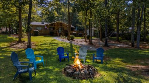 Eatonton House | Cozy Lake Cabin Porch Hot Tub Fire Pit