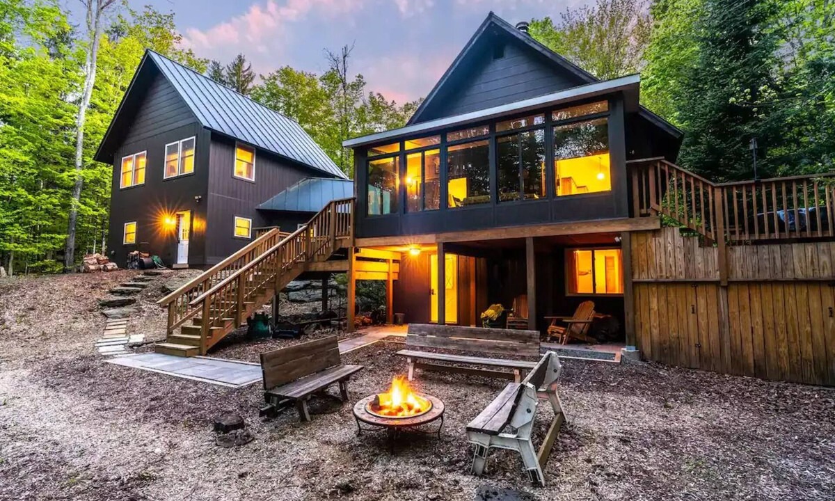 Stowe Area House | Cozy Stowe Retreat w/Hot Tub for Families & Groups