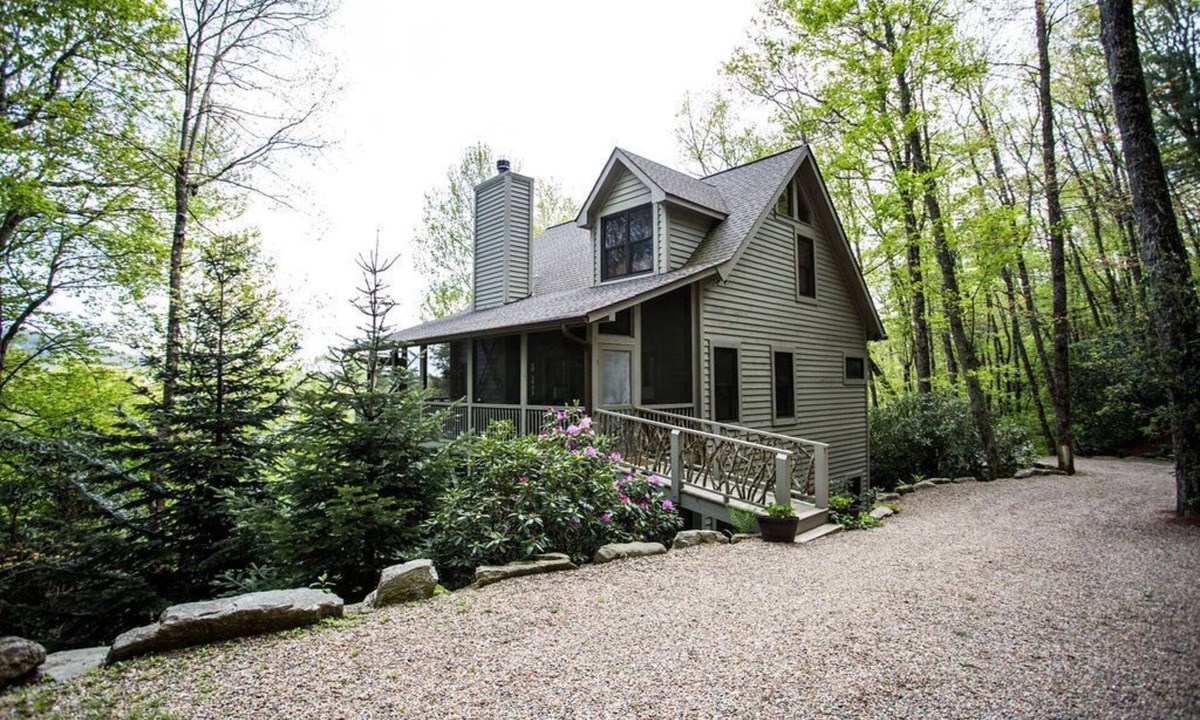 Cashiers House | Custom Built Mountain Home on 4 Acres - 5 Miles from Old Edwards Inn