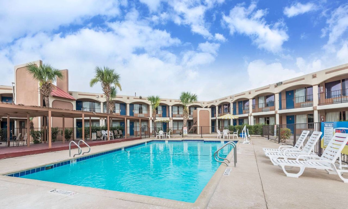 San Antonio Hotel | Days Inn by Wyndham San Antonio Splashtown/ATT Center