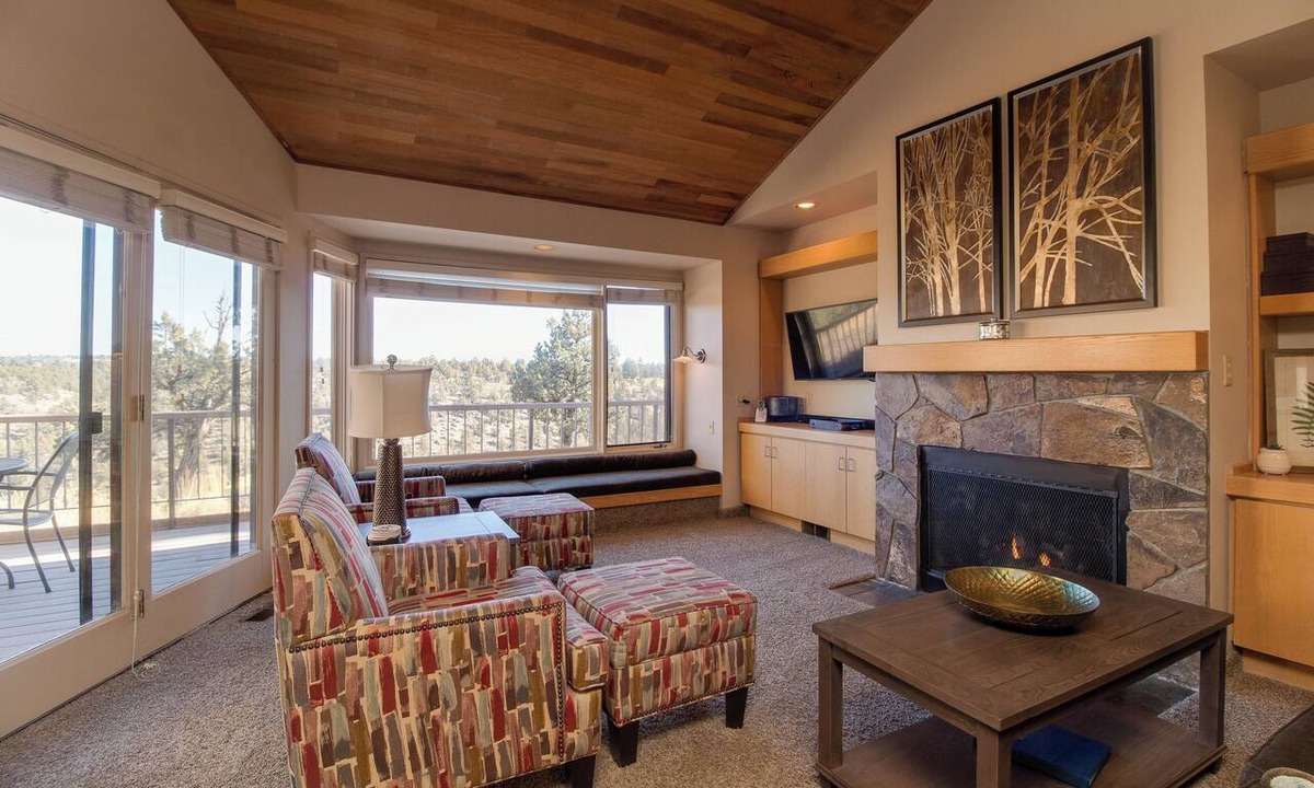 Redmond Condo | Deschutes River Views + Hot Tub | Eagle Crest