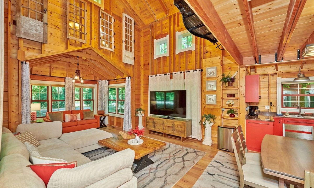 Fennville House | DollyBrook 5: Swimming Pool, Fire Place, Minutes to Lake Michigan, Dog Friendly