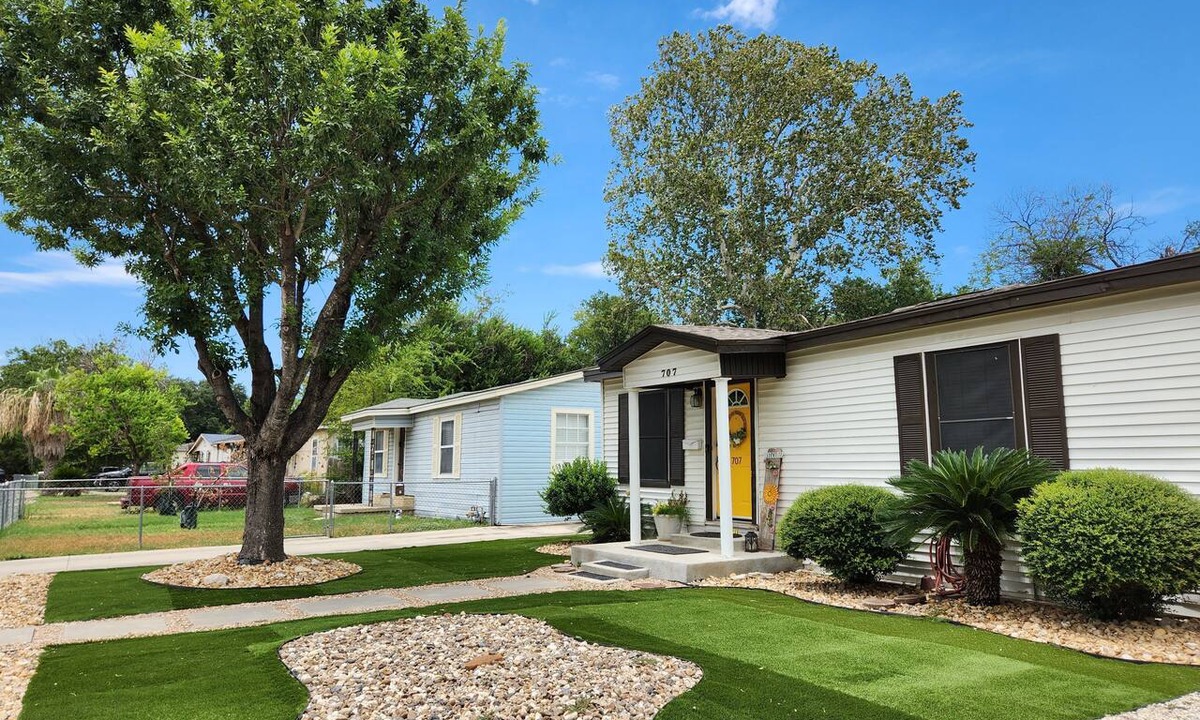 Southside House | Downtown Bound/Riverwalk 5mi/Alamo 5mi/Missions/AF BMT/Pearl/Trails