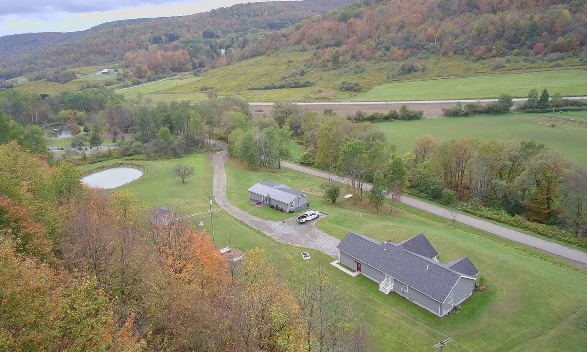 Salamanca Ski Chalet | Ellicottville Chalet & Cottage 5 Mi to Village